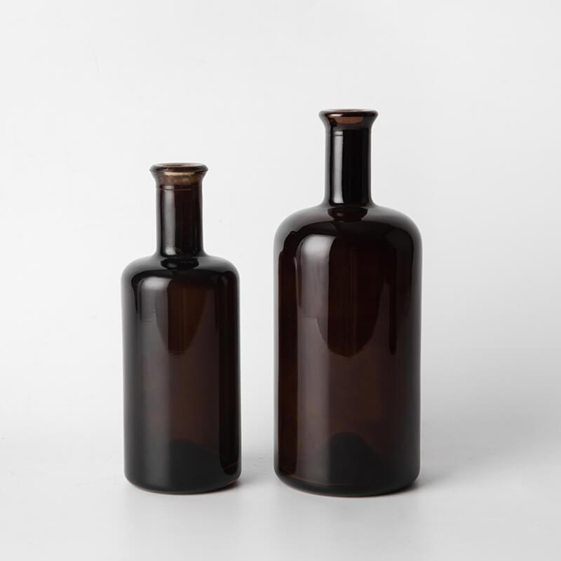 375 ml half-size whiskey bottle beside a 750 ml standard whisky bottle
