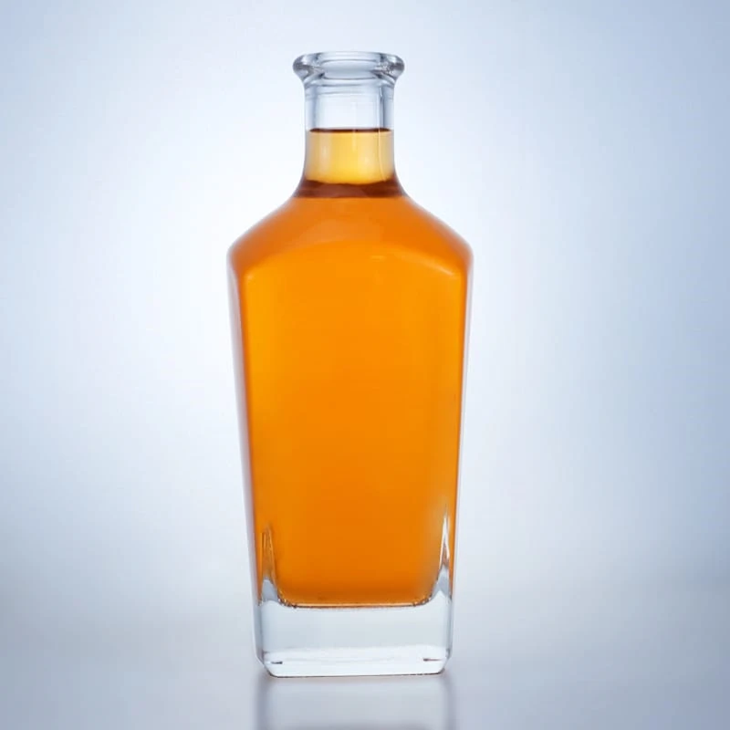 436- 700ml popular heavy base square spirits glass bottle with cork